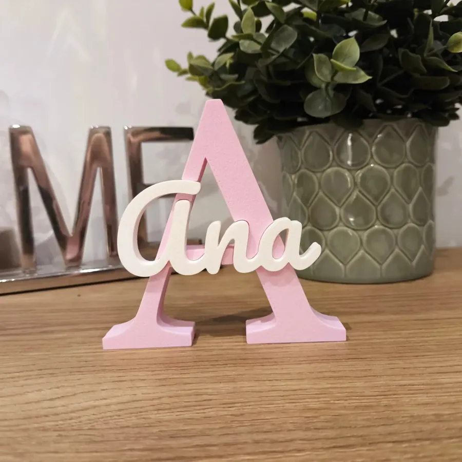 Letra A rosa con el nombre Ana