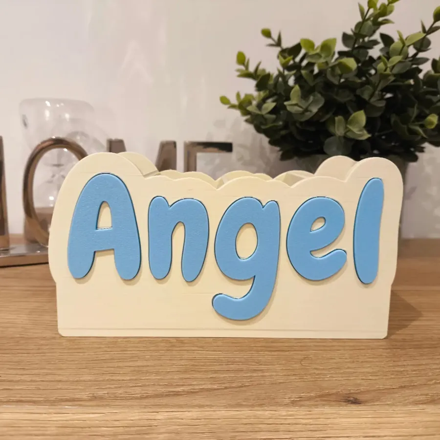Portalápices con el nombre Angel