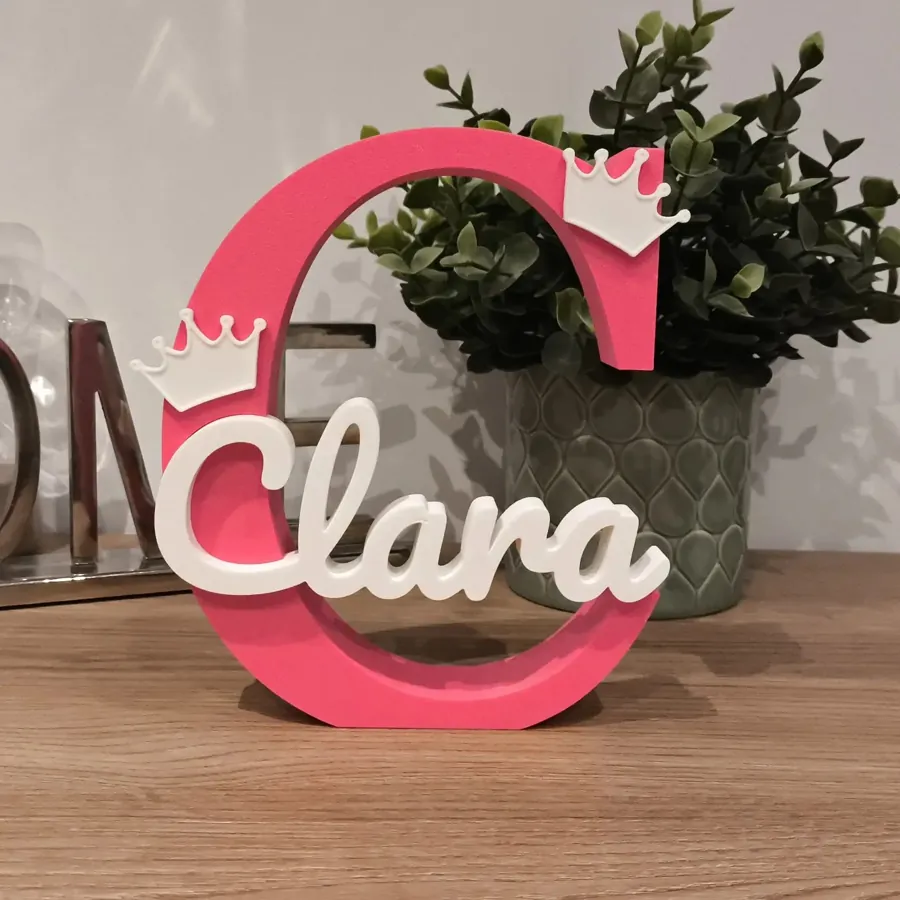 Letra C fucsia con coronas y el nombre Clara