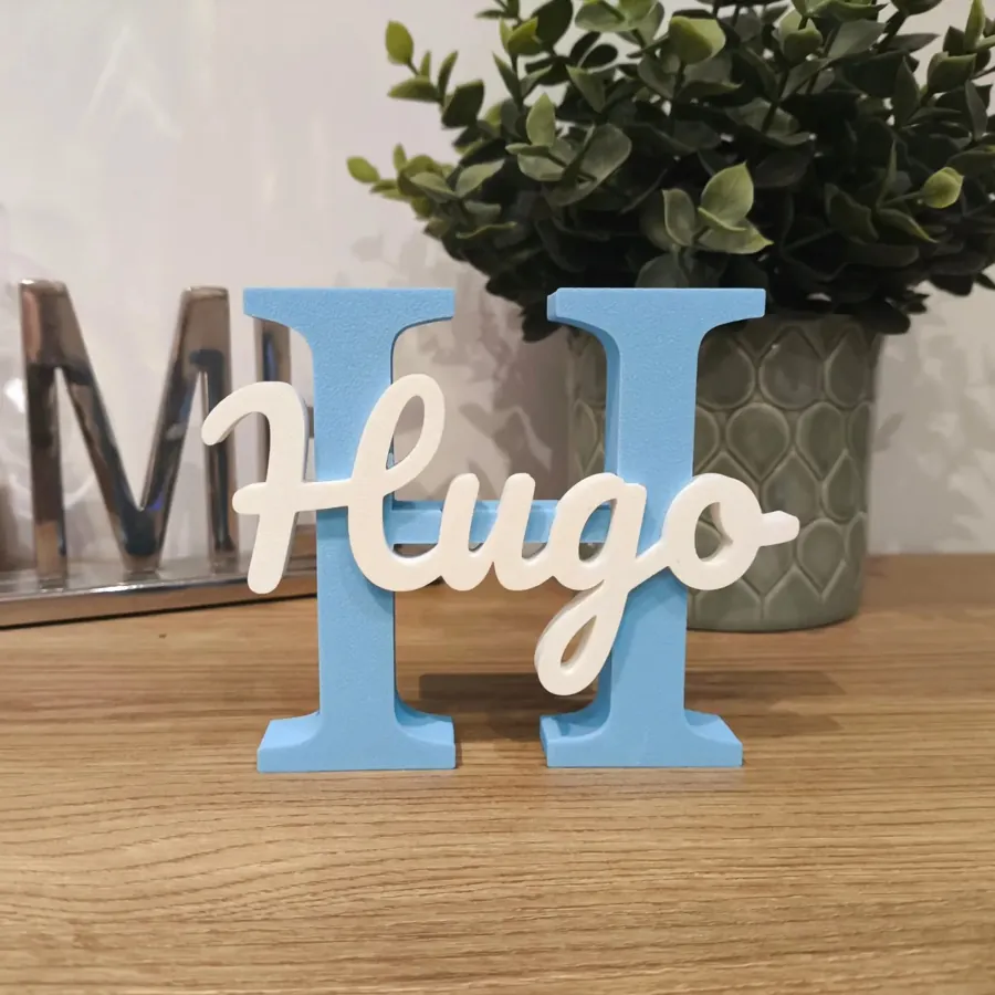 Letra H azul con el nombre Hugo