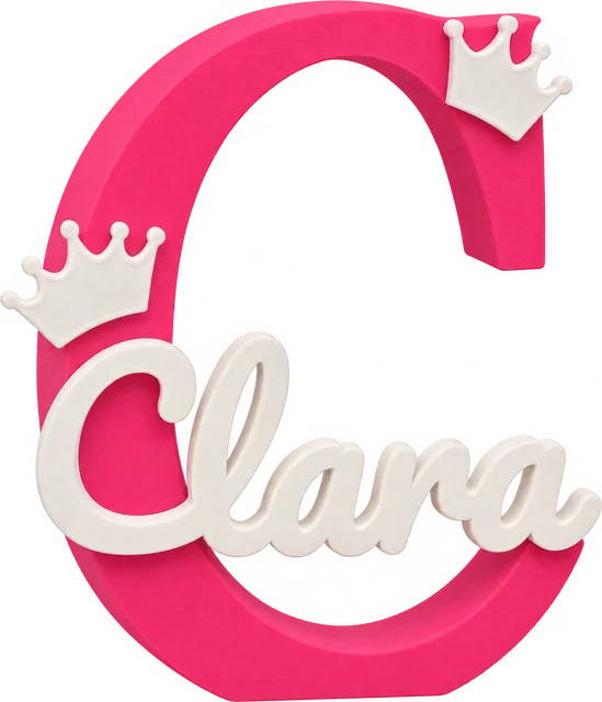 Letra C fucsia con coronas y el nombre Clara