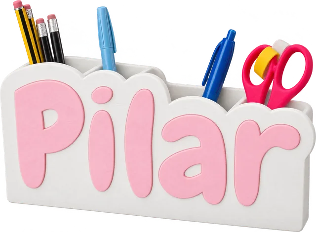 Portalápices blanco con el nombre Pilar